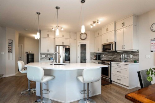 711 Moonlight Crescent West, Lethbridge, AB - Indoor Photo Showing Kitchen With Upgraded Kitchen