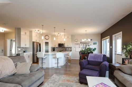 711 Moonlight Crescent West, Lethbridge, AB - Indoor Photo Showing Living Room