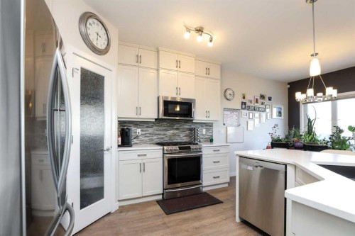 711 Moonlight Crescent West, Lethbridge, AB - Indoor Photo Showing Kitchen With Upgraded Kitchen