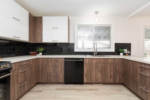 2302 16 Street North, Lethbridge, AB - Indoor Photo Showing Kitchen With Upgraded Kitchen