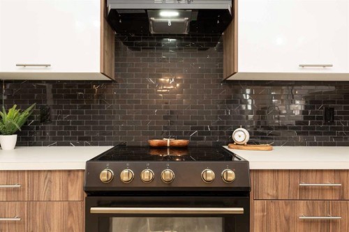 2302 16 Street North, Lethbridge, AB - Indoor Photo Showing Kitchen