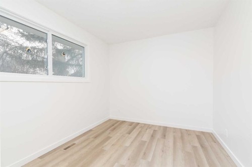 2302 16 Street North, Lethbridge, AB - Indoor Photo Showing Other Room