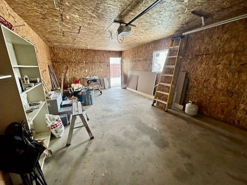 2302 16 Street North, Lethbridge, AB - Indoor