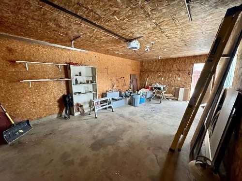 2302 16 Street North, Lethbridge, AB - Indoor Photo Showing Garage