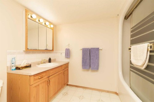 112-75 1 Avenue South, Lethbridge, AB - Indoor Photo Showing Bathroom