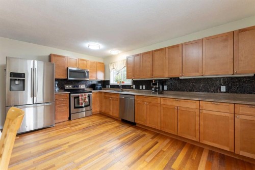 139 Laval Boulevard West, Lethbridge, AB - Indoor Photo Showing Kitchen With Stainless Steel Kitchen