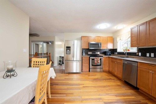 139 Laval Boulevard West, Lethbridge, AB - Indoor Photo Showing Kitchen With Stainless Steel Kitchen