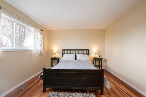 139 Laval Boulevard West, Lethbridge, AB - Indoor Photo Showing Bedroom