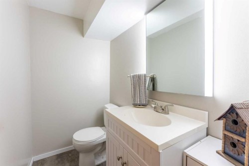 139 Laval Boulevard West, Lethbridge, AB - Indoor Photo Showing Bathroom