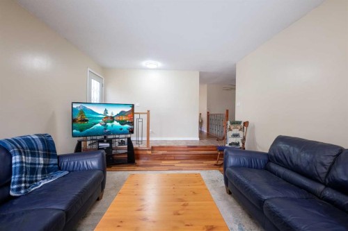 139 Laval Boulevard West, Lethbridge, AB - Indoor Photo Showing Living Room