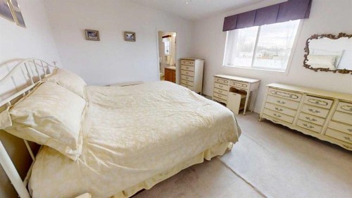 420N 200W, Raymond, AB - Indoor Photo Showing Bedroom
