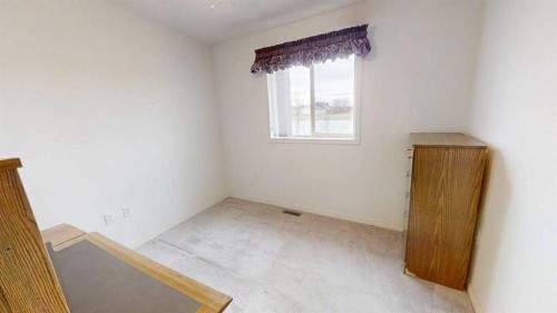 420N 200W, Raymond, AB - Indoor Photo Showing Other Room