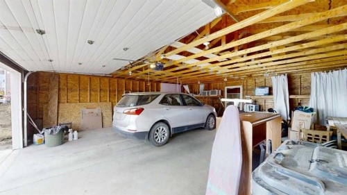 420N 200W, Raymond, AB - Indoor Photo Showing Garage