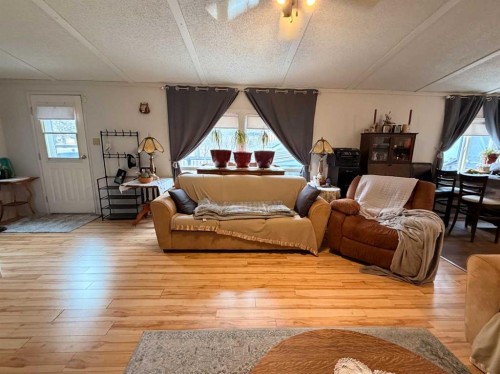 5403 42 Avenue South, Taber, AB - Indoor Photo Showing Living Room