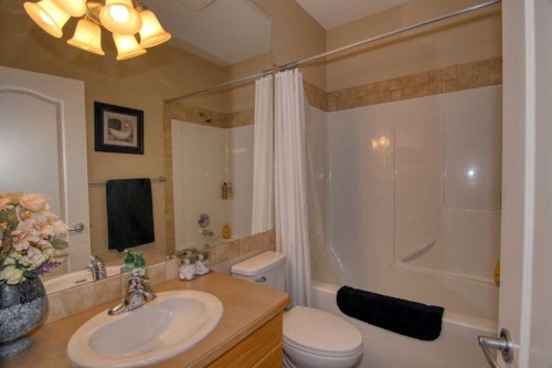 325 Canyon Boulevard West, Lethbridge, AB - Indoor Photo Showing Bathroom