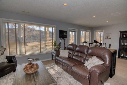 325 Canyon Boulevard West, Lethbridge, AB - Indoor Photo Showing Living Room
