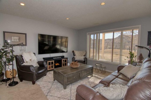 325 Canyon Boulevard West, Lethbridge, AB - Indoor Photo Showing Living Room