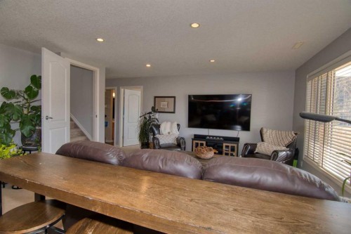 325 Canyon Boulevard West, Lethbridge, AB - Indoor Photo Showing Living Room