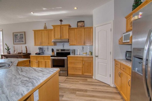 325 Canyon Boulevard West, Lethbridge, AB - Indoor Photo Showing Kitchen