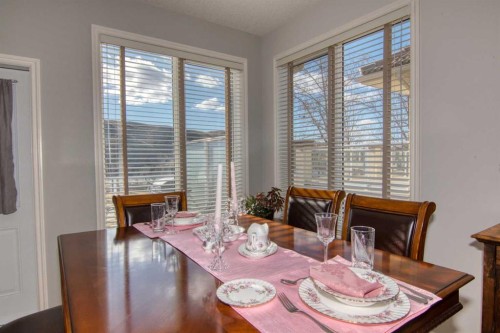 325 Canyon Boulevard West, Lethbridge, AB - Indoor Photo Showing Dining Room
