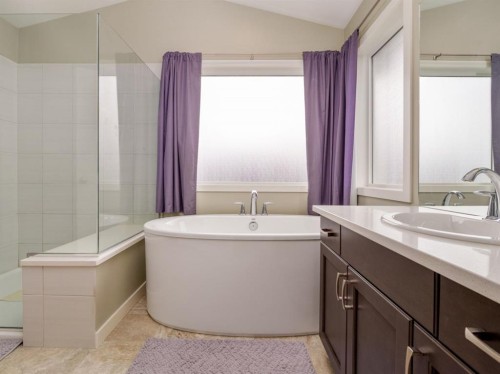 327 Mildred Dobbs Boulevard North, Lethbridge, AB - Indoor Photo Showing Bathroom