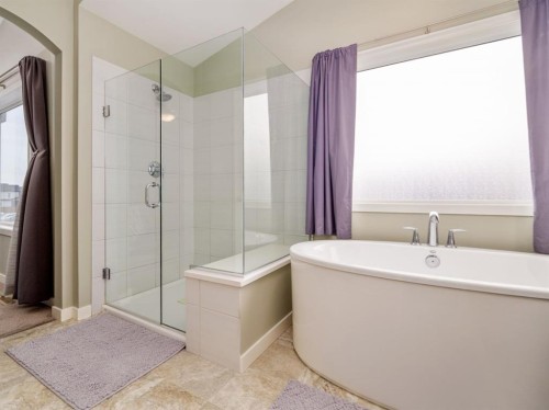 327 Mildred Dobbs Boulevard North, Lethbridge, AB - Indoor Photo Showing Bathroom