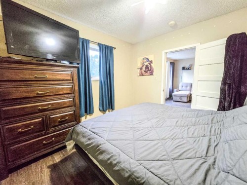 7070 18 Avenue, Coleman, AB - Indoor Photo Showing Bedroom