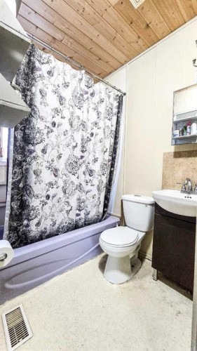 7070 18 Avenue, Coleman, AB - Indoor Photo Showing Bathroom