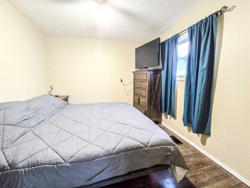 7070 18 Avenue, Coleman, AB - Indoor Photo Showing Bedroom