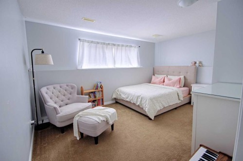 109 3 Avenue East, Barnwell, AB - Indoor Photo Showing Bedroom