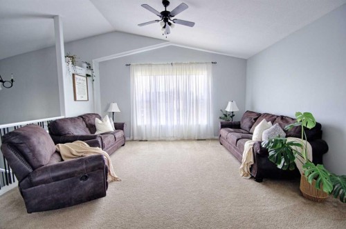 109 3 Avenue East, Barnwell, AB - Indoor Photo Showing Living Room