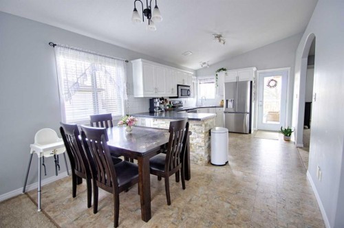 109 3 Avenue East, Barnwell, AB - Indoor Photo Showing Dining Room