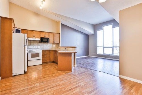 326 Lynx Crescent North, Lethbridge, AB - Indoor Photo Showing Kitchen