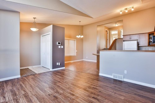 326 Lynx Crescent North, Lethbridge, AB - Indoor Photo Showing Kitchen