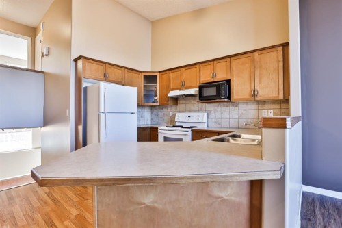 326 Lynx Crescent North, Lethbridge, AB - Indoor Photo Showing Kitchen With Double Sink