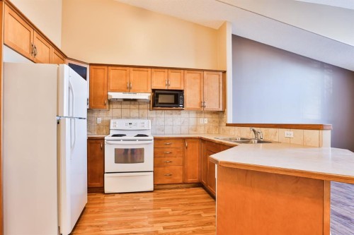 326 Lynx Crescent North, Lethbridge, AB - Indoor Photo Showing Kitchen With Double Sink