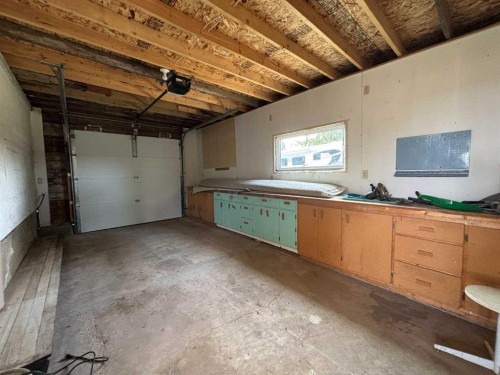 307 Centre Avenue, Coutts, AB - Indoor Photo Showing Garage