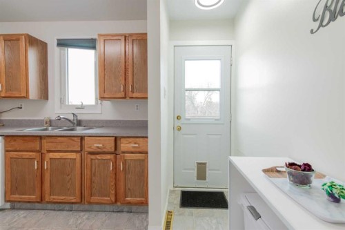 384 N 100 E, Raymond, AB - Indoor Photo Showing Kitchen With Double Sink