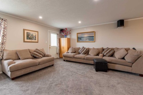 384 N 100 E, Raymond, AB - Indoor Photo Showing Living Room