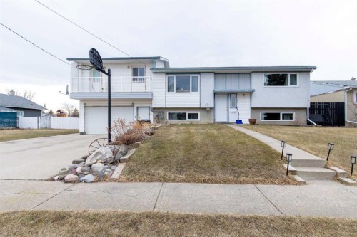 384 N 100 E, Raymond, AB - Outdoor With Balcony