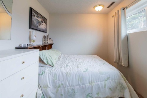 384 N 100 E, Raymond, AB - Indoor Photo Showing Bedroom