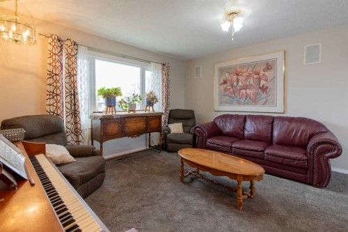 384 N 100 E, Raymond, AB - Indoor Photo Showing Living Room