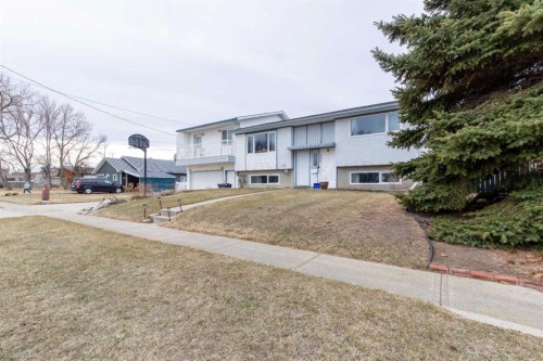 384 N 100 E, Raymond, AB - Outdoor With Balcony