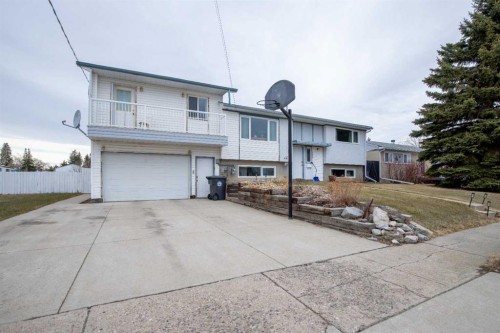 384 N 100 E, Raymond, AB - Outdoor With Balcony
