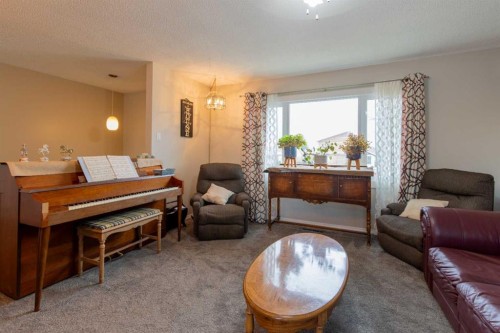 384 N 100 E, Raymond, AB - Indoor Photo Showing Living Room
