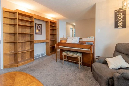 384 N 100 E, Raymond, AB - Indoor Photo Showing Other Room