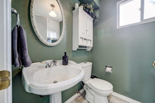 2020 25Th Avenue North, Lethbridge, AB - Indoor Photo Showing Bathroom