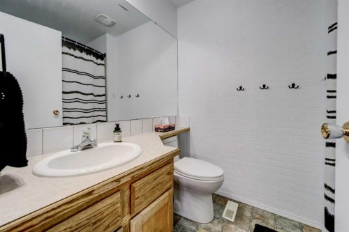 2020 25Th Avenue North, Lethbridge, AB - Indoor Photo Showing Bathroom