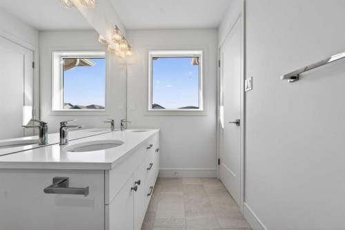 161 Caribou Bend North, Lethbridge, AB - Indoor Photo Showing Bathroom