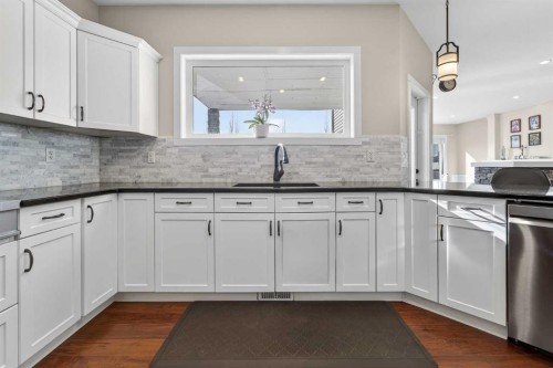 346 Twinriver Road West, Lethbridge, AB - Indoor Photo Showing Kitchen
